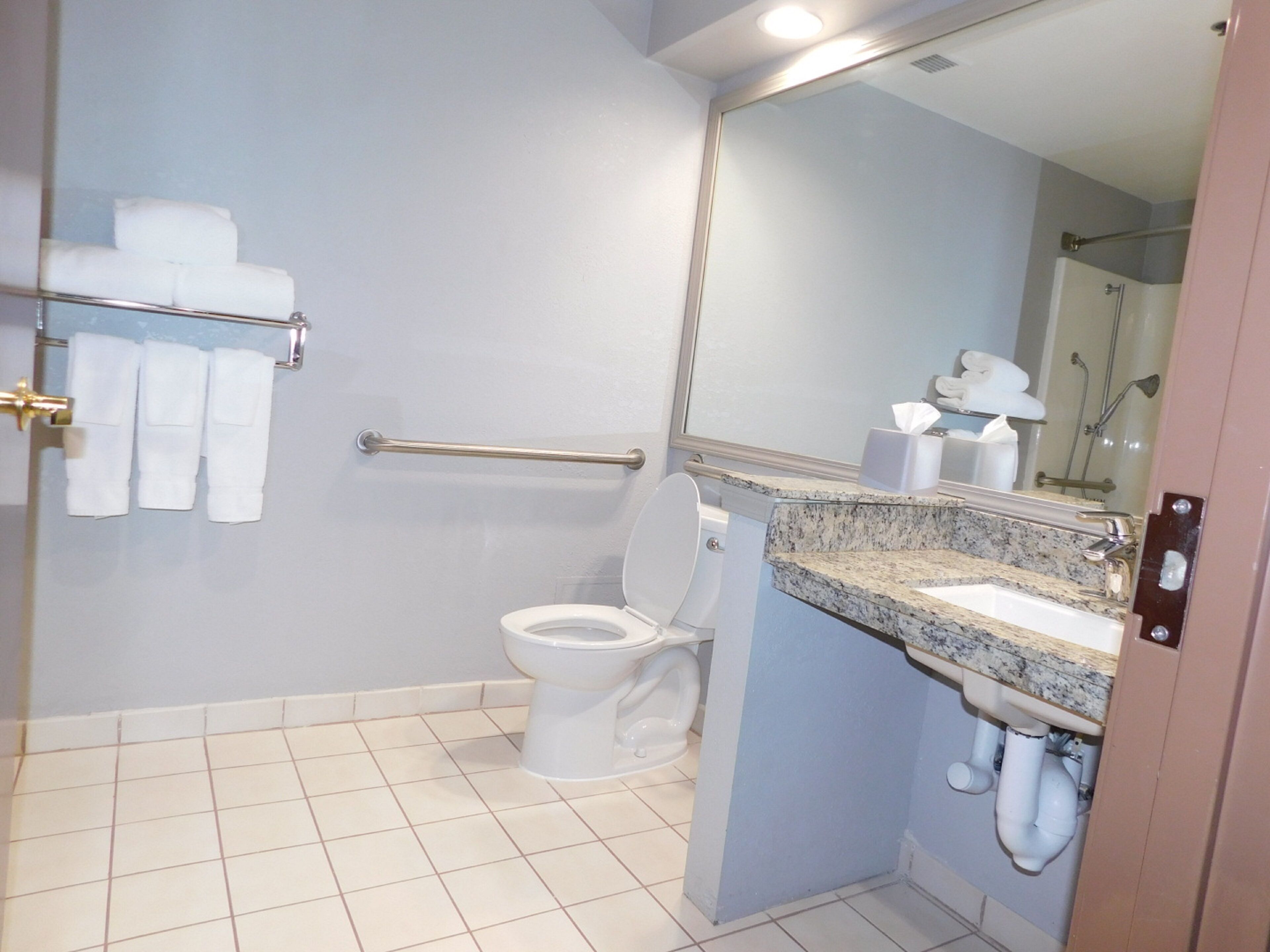 Suite, 1 King-Bett und Schlafsofa, barrierefrei (Roll-In Shower) | Badezimmer