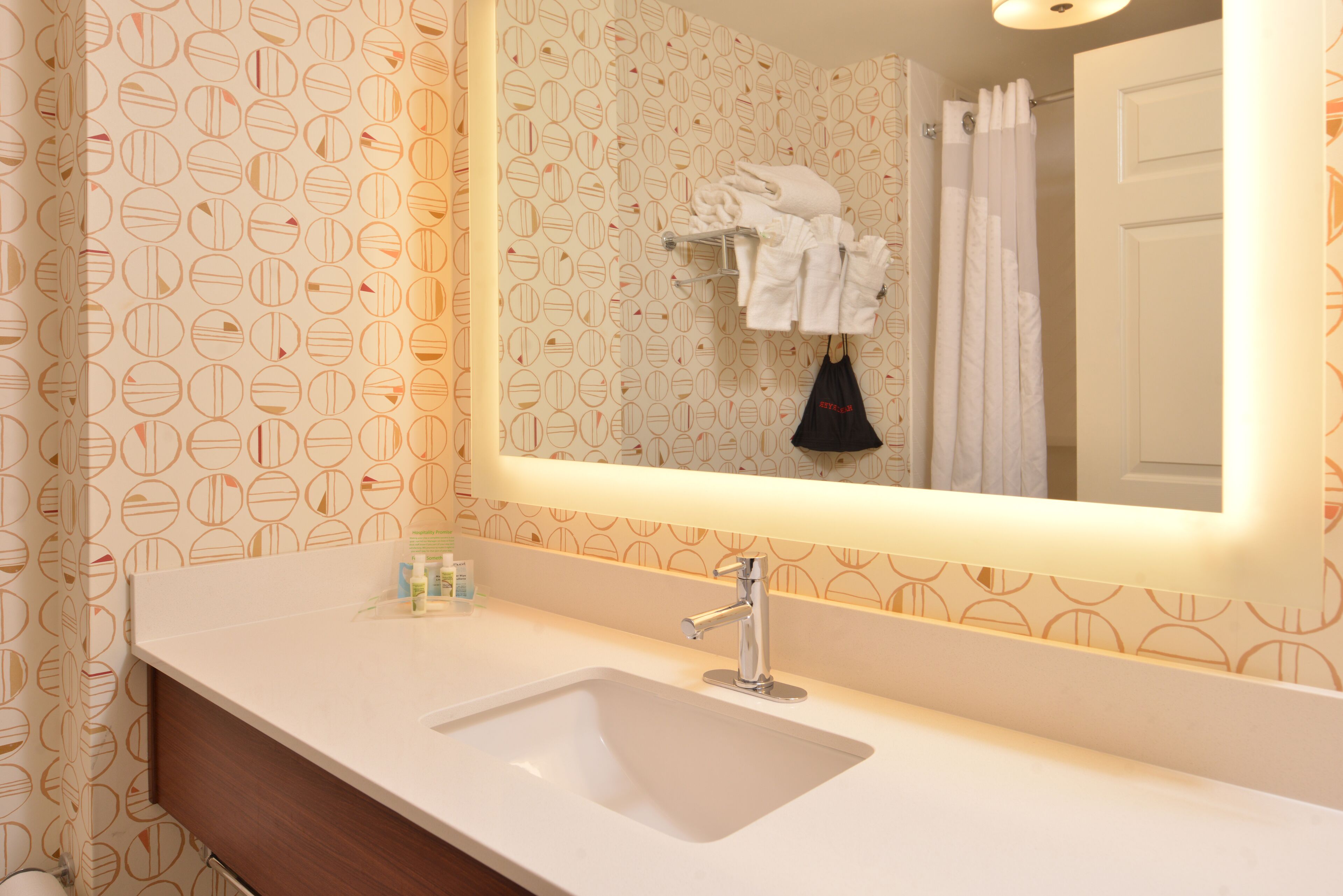 rainfall showerhead, free toiletries, hair dryer, towels