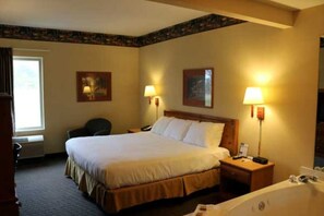 Room, 1 King Bed, Jetted Tub | Desk, free WiFi, bed sheets - Pellston Lodge (Levering)