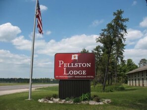 Exterior - Pellston Lodge (Levering)