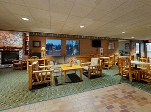 Free daily continental breakfast - Pellston Lodge (Levering)