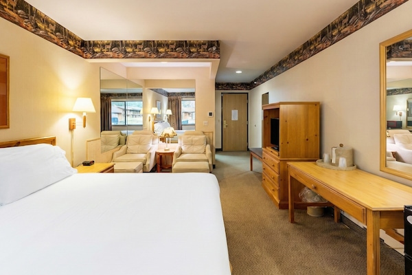 Een bureau, gratis wifi, beddengoed