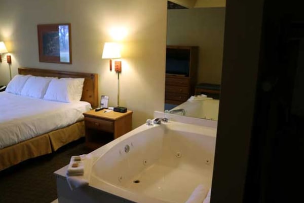 Kamer, 1 kingsize bed, bubbelbad | Een bureau, gratis wifi, beddengoed