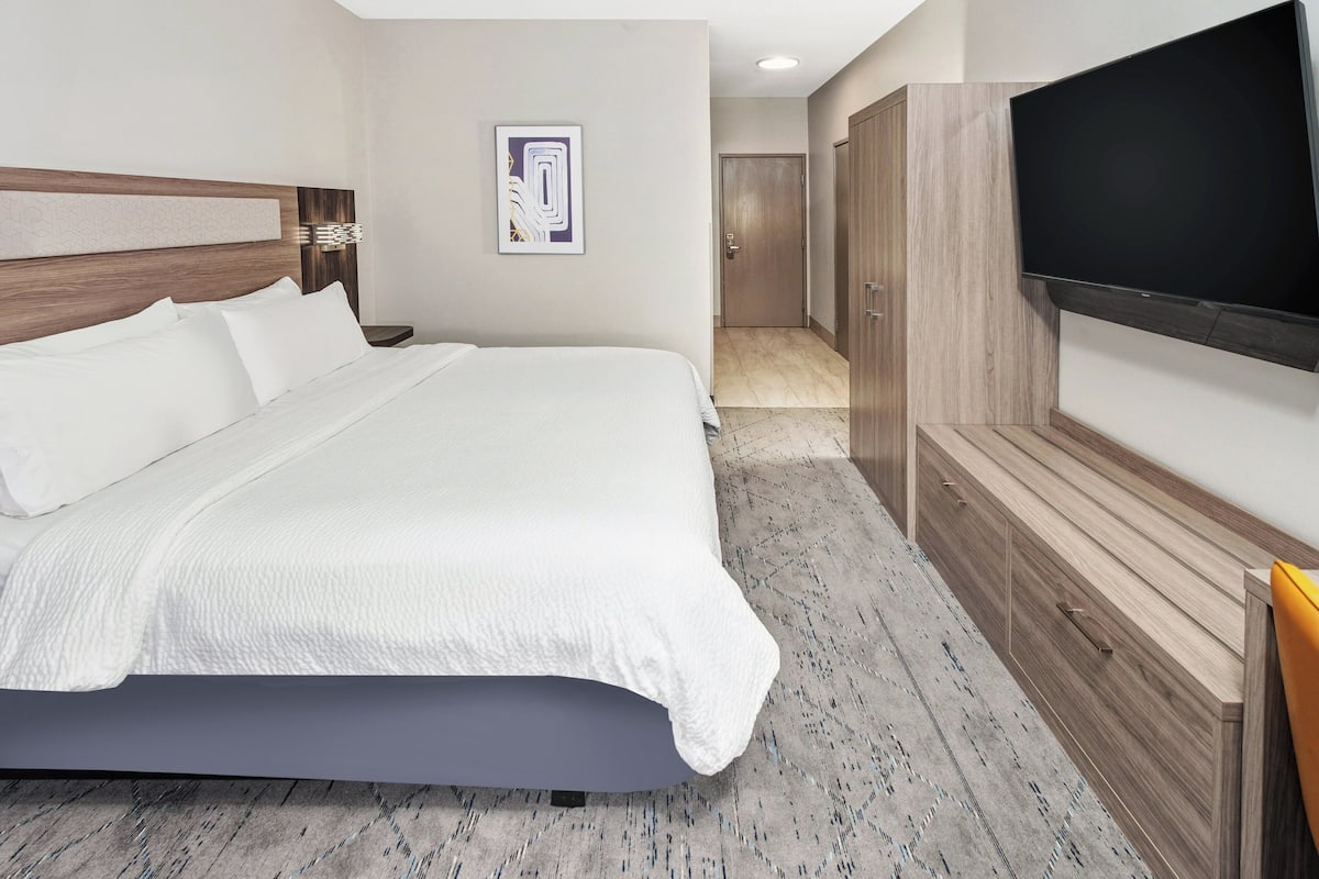 Premium bedding, in-room safe, desk, laptop workspace