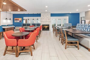 Free full breakfast - Holiday Inn Express & Suites Bloomington - Normal by IHG (Normal)