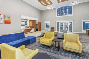 Lobby sitting area - Holiday Inn Express & Suites Bloomington - Normal by IHG (Normal)