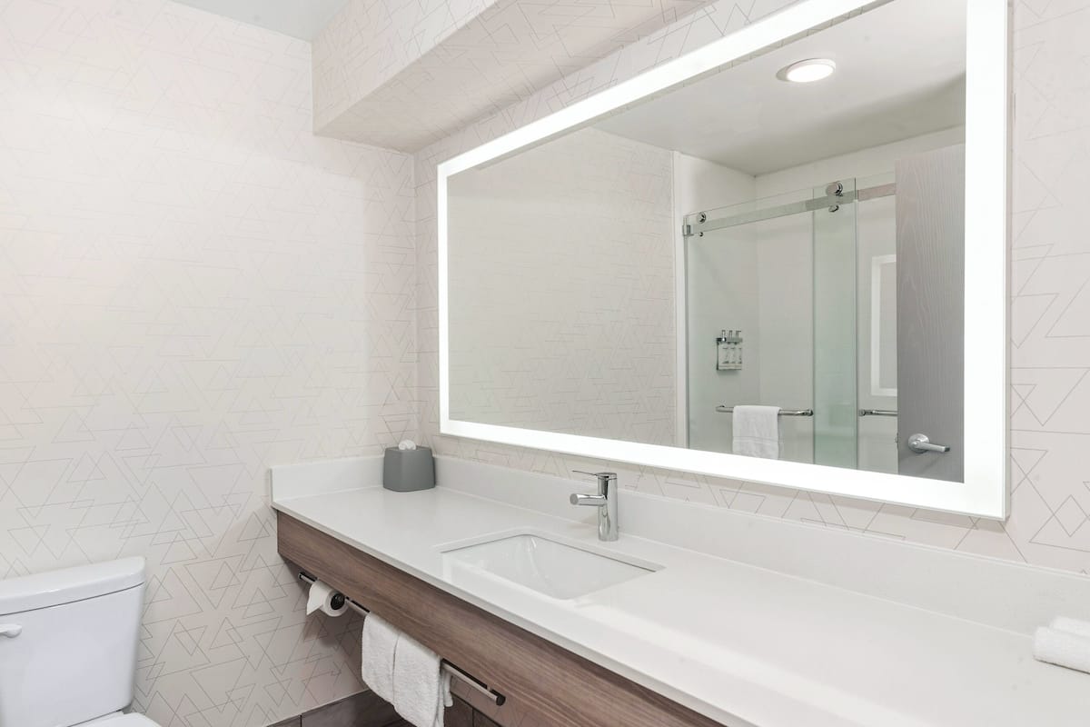 Articles de toilette gratuits, sèche-cheveux, serviettes fournies, savon