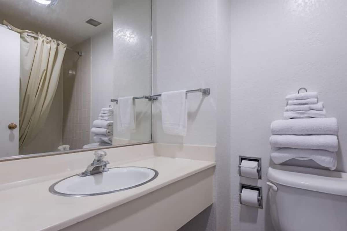 Combined shower/tub, hair dryer, towels