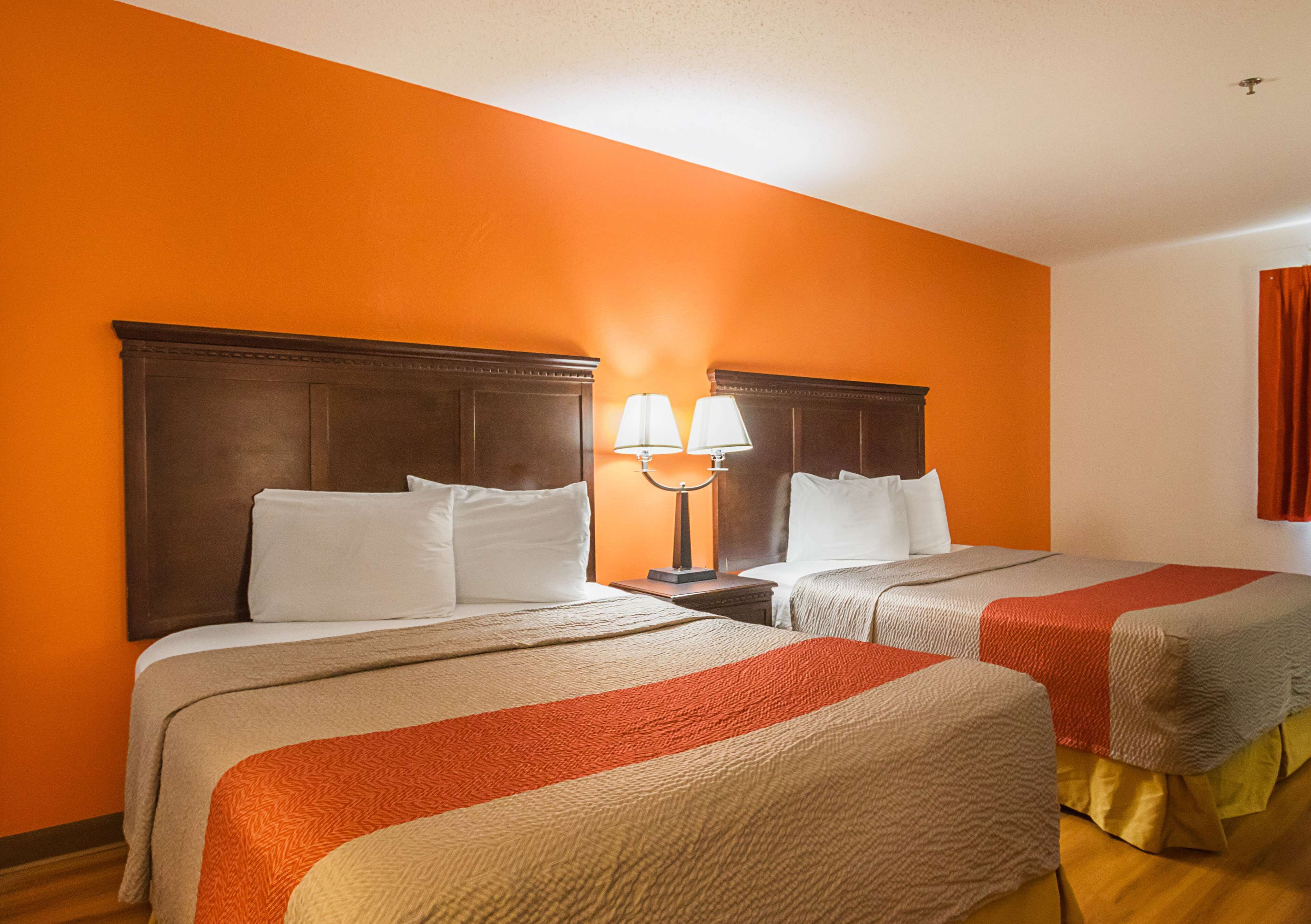 مكتب وواي فاي مجانًا وملاءات أسرّة