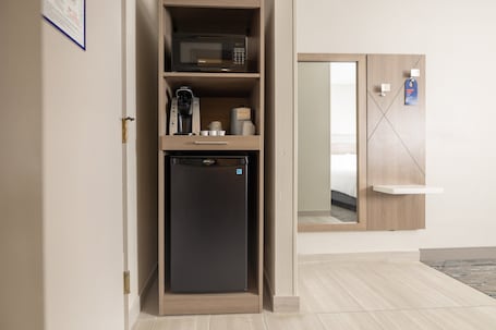 Escritorio y espacio para trabajar con laptop . Holiday Inn Express Hotel & Suites Frackville by IHG