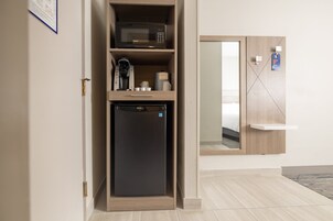 Escritorio y espacio para trabajar con laptop 