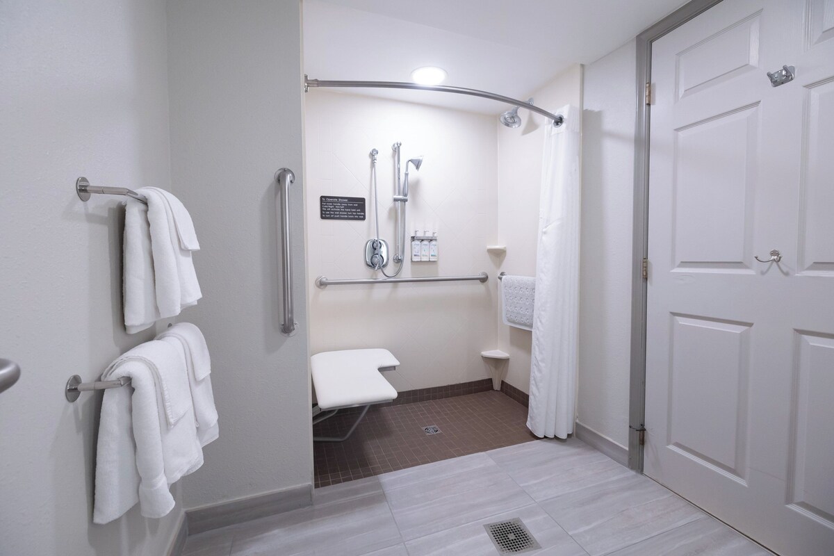Standard Room, 1 King Bed, Mobility Accessible (Communications, Transfer Shower) | Desk, laptop workspace, iron/ironing board, cribs (free)