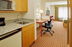 Desk, laptop workspace, iron/ironing board, free cribs/infant beds - Holiday Inn Express Hotel & Suites Frackville by IHG (Frackville)