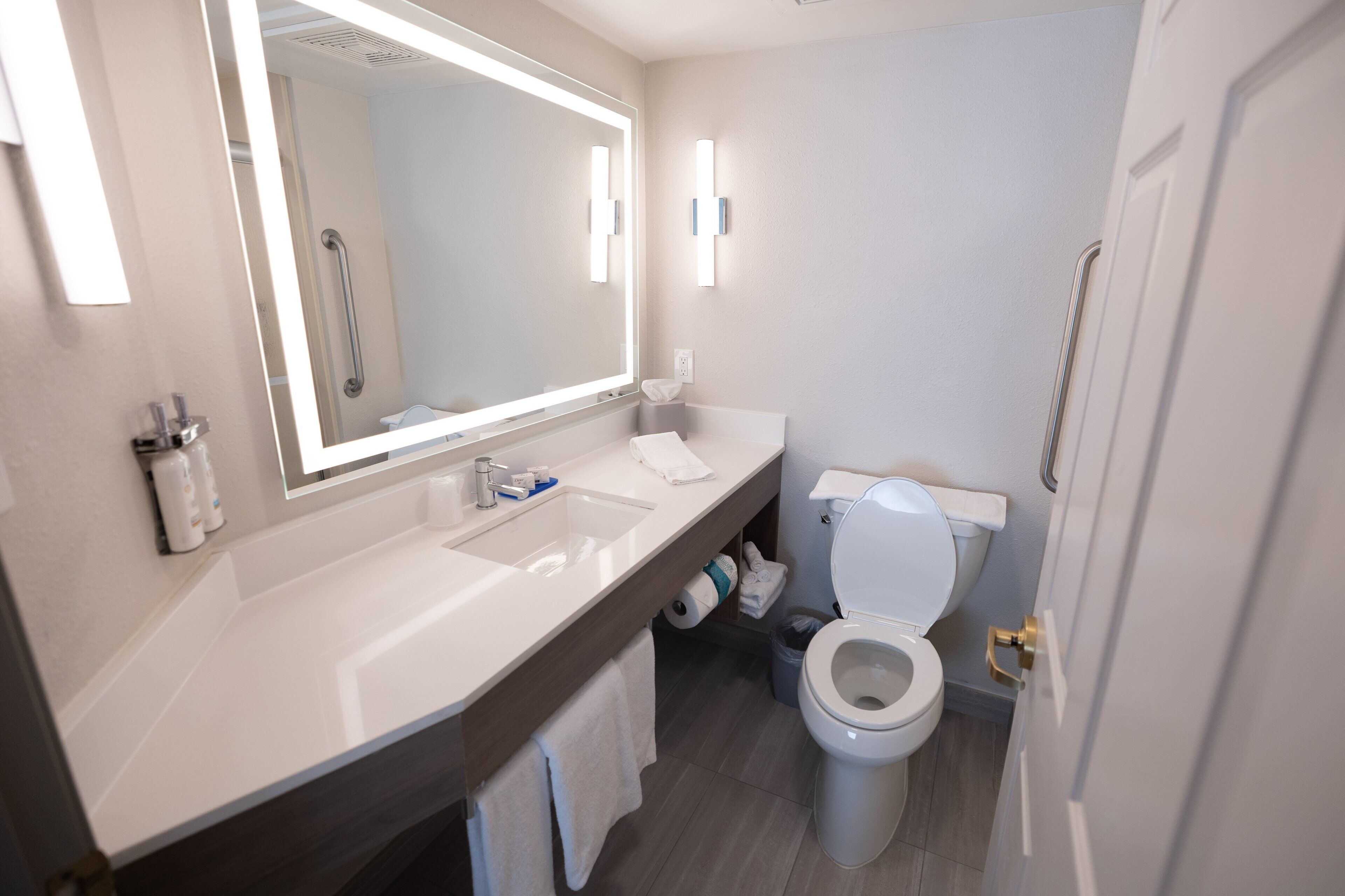 standard room, 1 king bed | desk, laptop workspace, iron/ironing board, free cots/infant beds