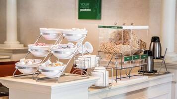 Un buffet avec plusieurs plats différents et un coin café.