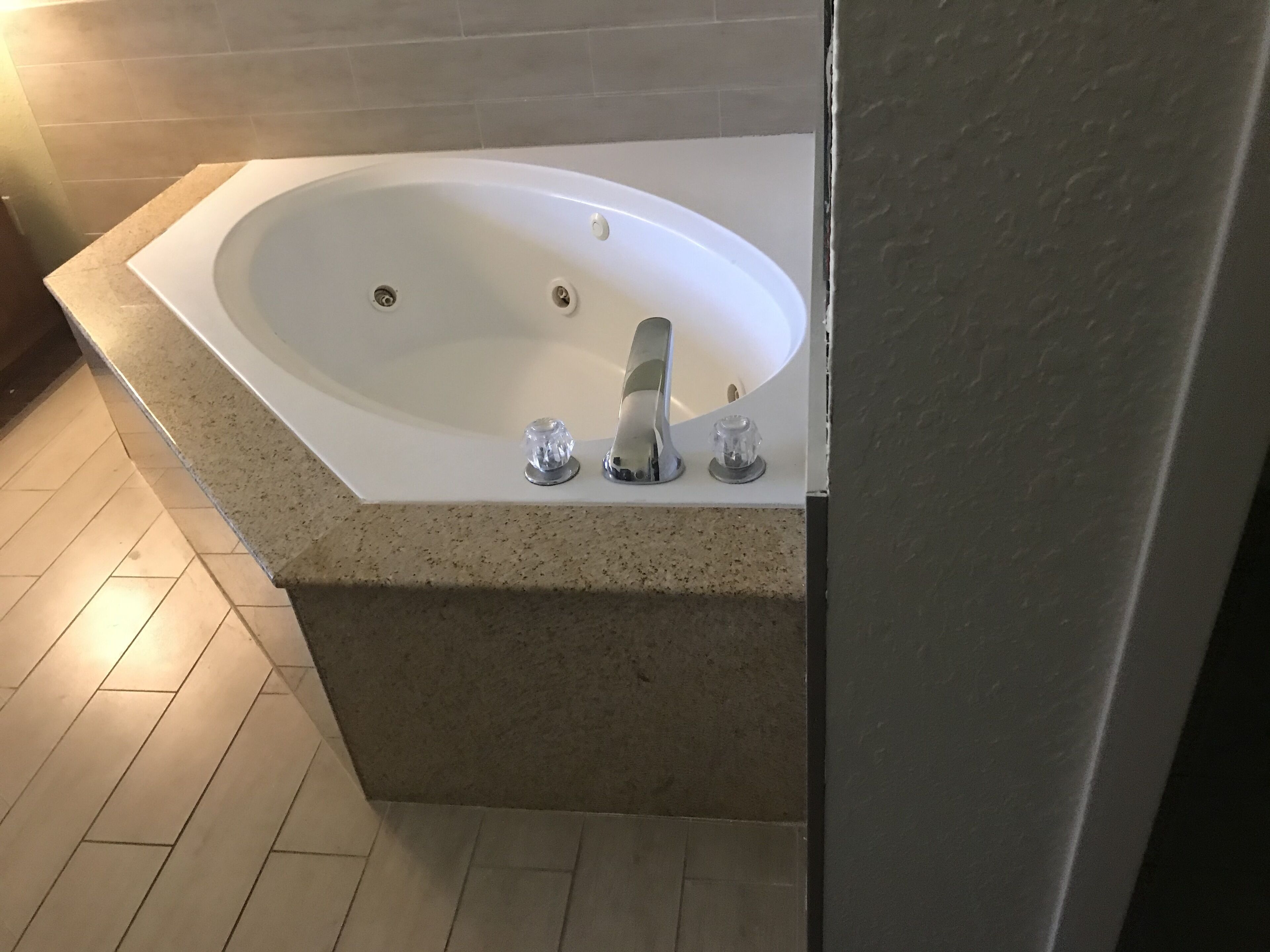 Un baño con una bañera independiente, un lavabo y un espejo.