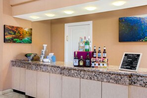 Bar (on property) - La Quinta Inn & Suites by Wyndham Springfield South (Springfield)