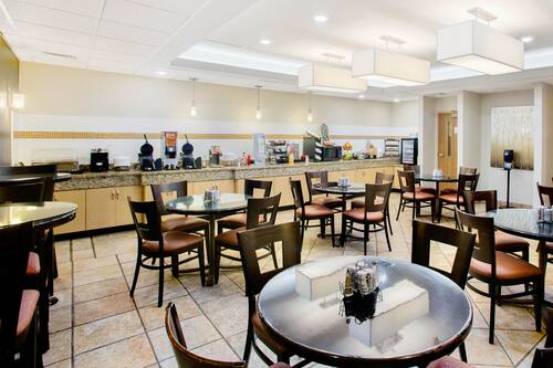 Buffet déjeuner gratuit tous les jours