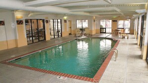 室内游泳池，09:00 至 22:00 开放，日光浴躺椅