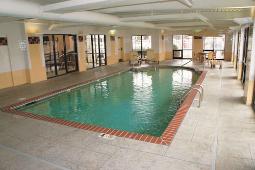 Piscine intérieure, accès possible de 9 h à 22 h, chaises longues