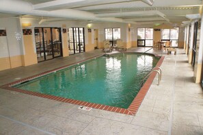 室內泳池；9:00 至 22:00 開放；躺椅