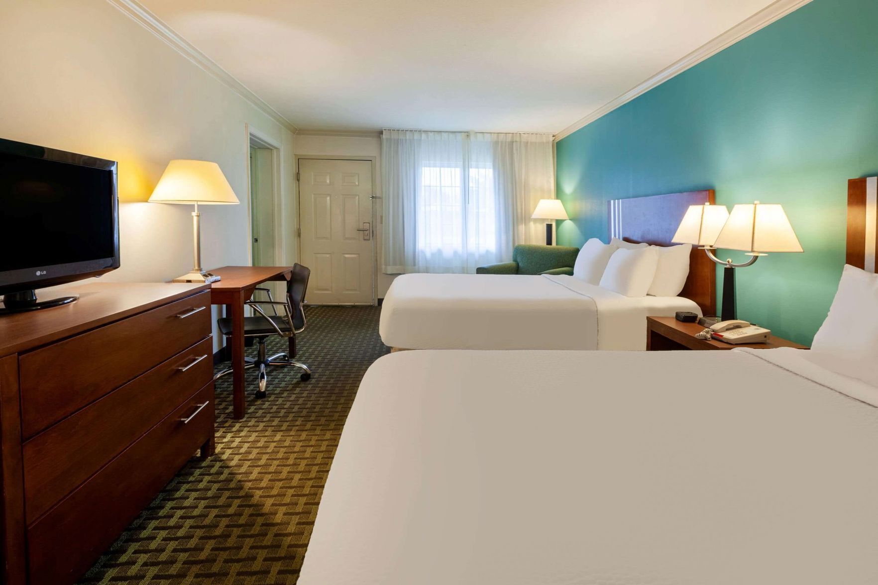 Premium bedding, desk, iron/ironing board, free cots/infant beds