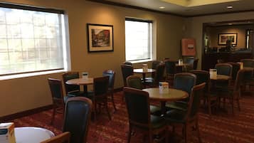 Café da manhã para viagem grátis todos os dias