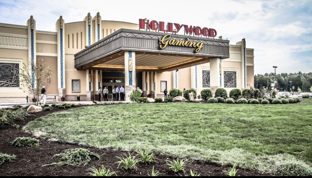 Entrada d'hotel amb un gran cartell que diu 'Hollywood Gaming'.
