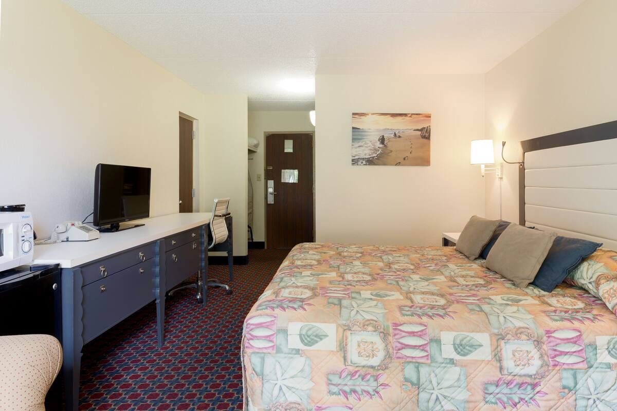 Deluxe Room, 1 King Bed, Non Smoking, Pool View (or Courtyard View)