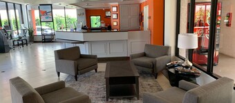 Howard Johnson Hotel & Suites by Wyndham Reseda