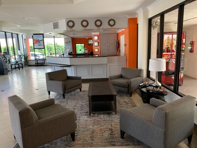 Howard Johnson Hotel & Suites by Wyndham Reseda