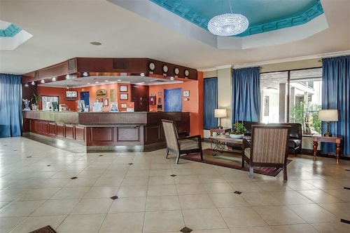 Howard Johnson Hotel & Suites by Wyndham Reseda