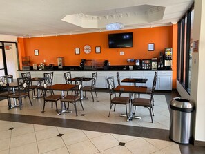 Desayuno continental gratuito y diario