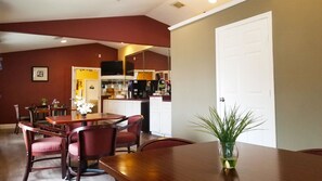 Free daily local cuisine breakfast - Oxford Inn and Suites - NASA (Webster)