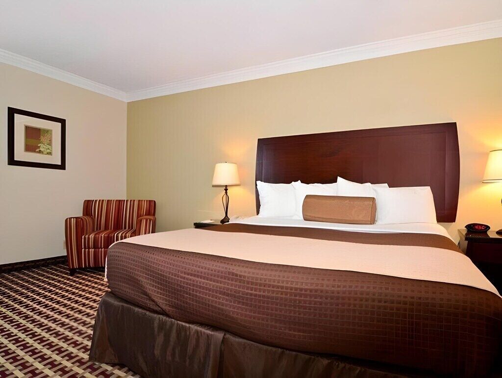 Desk, blackout drapes, iron/ironing board, free WiFi