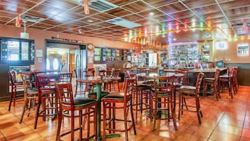 Déjeuner et dîner servis sur place, spécialités Cuisine asiatique