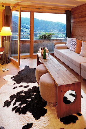 Suite, 2 Bäder, Talblick (Alpin) | Wohnbereich | Flachbildfernseher
