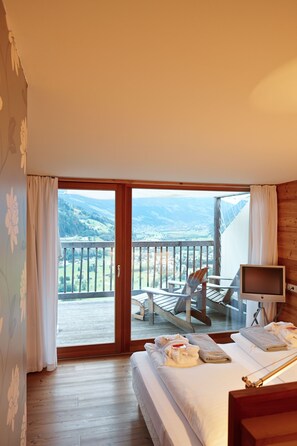 Suite, 2 baños, vista al valle (Alpin) | Ropa de cama de alta calidad y caja de seguridad en la habitación 