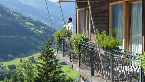 Un balcón con vistas a un paisaje montañoso.
