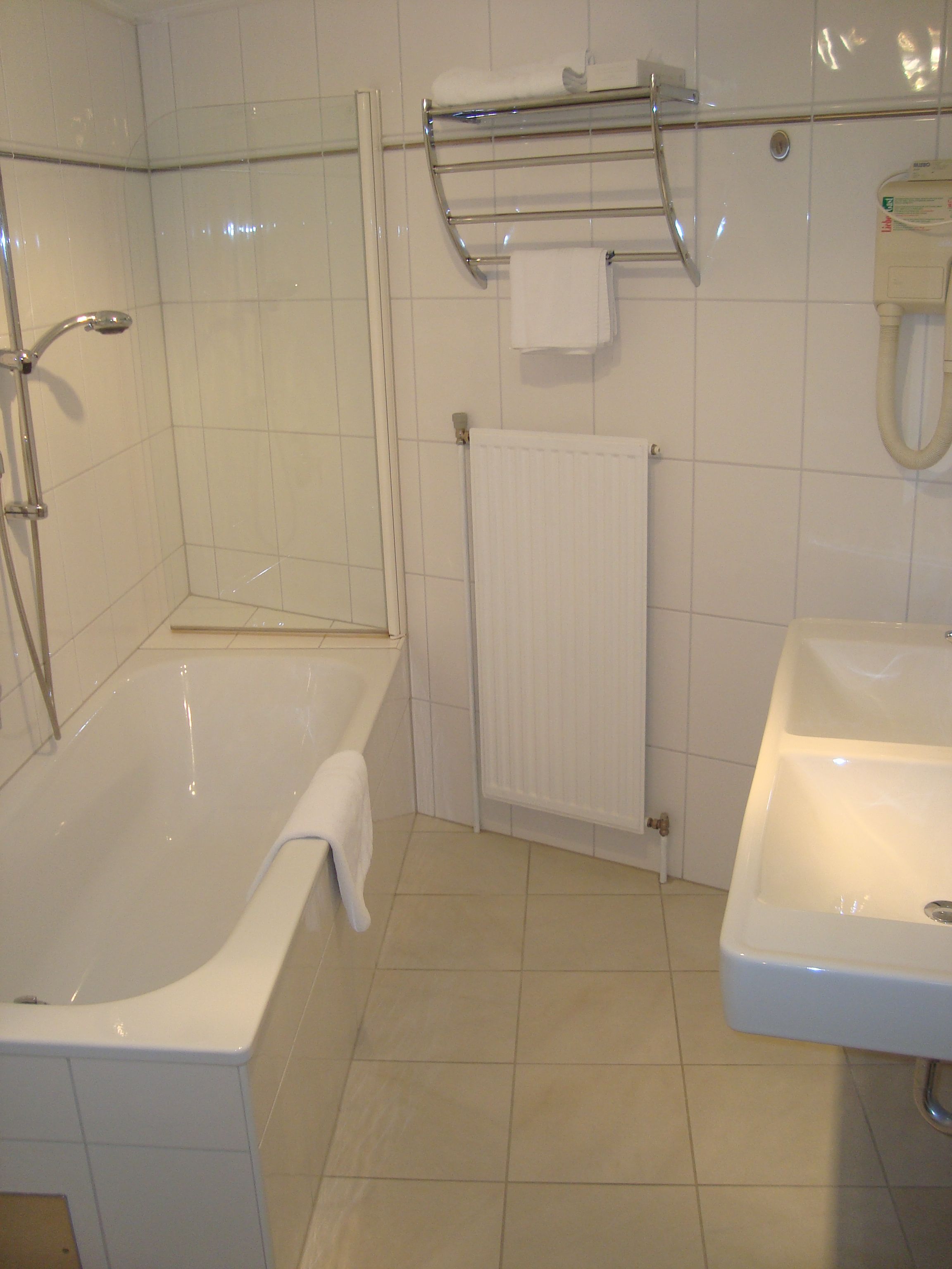 suite | bathroom | shower, free toiletries, hair dryer, towels