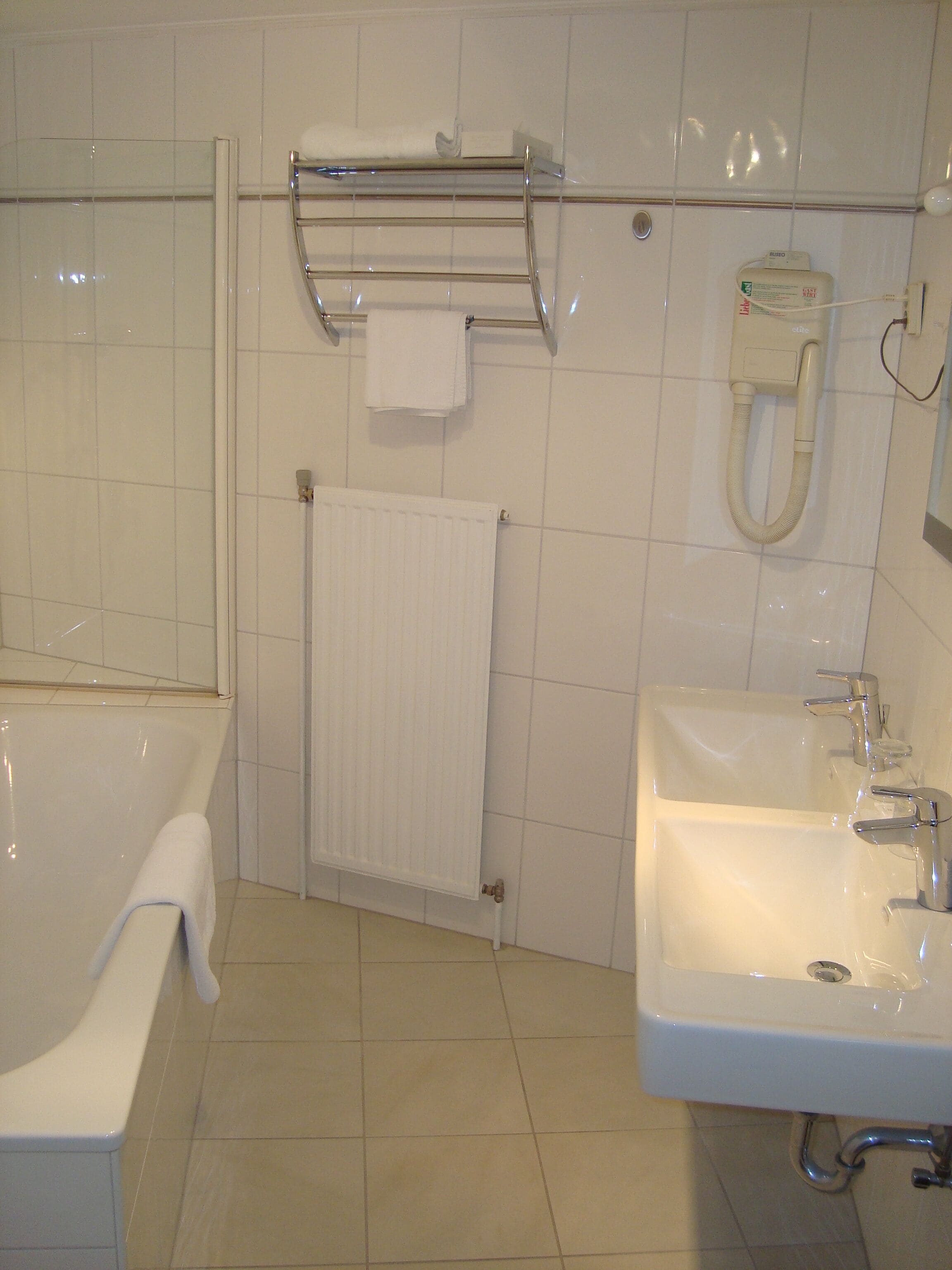 standard double room | bathroom | shower, free toiletries, hair dryer, towels