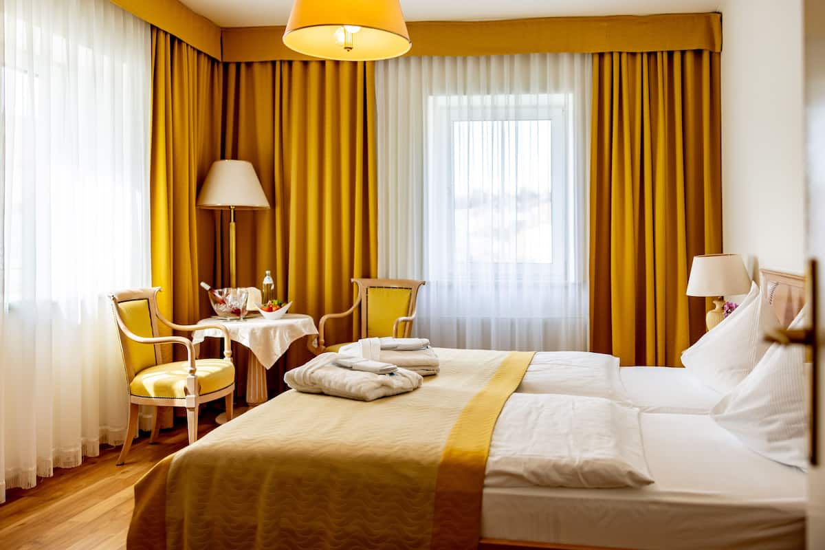 business double room | hypo-allergenic bedding, individually furnished, desk, blackout curtains