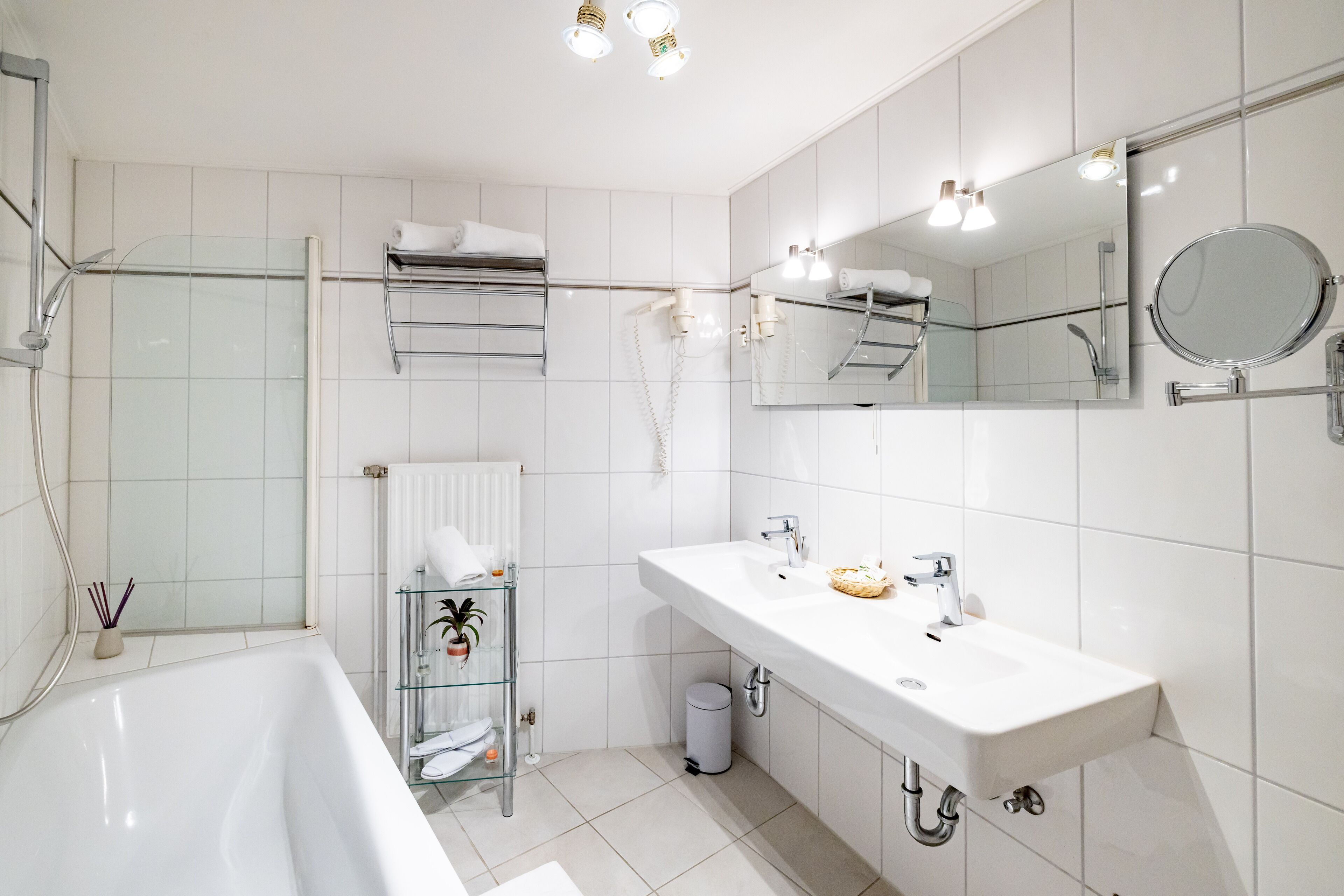 business double room | bathroom | shower, free toiletries, hair dryer, towels