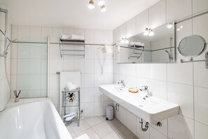 Habitación empresarial doble | Baño | Regadera, amenidades de baño gratuitas, secadora de cabello, toallas
