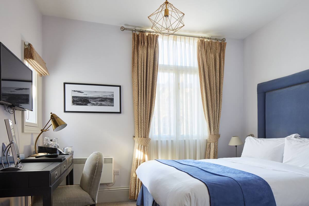 Deluxe Room, 1 King Bed | In-room safe, free WiFi, bed sheets