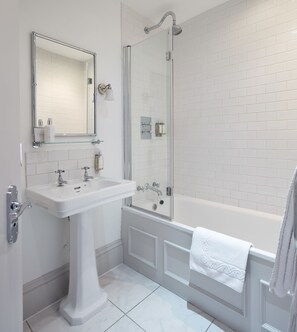 Habitación superior, 1 cama King size | Baño | Amenidades de baño gratuitas, secadora de cabello, toallas