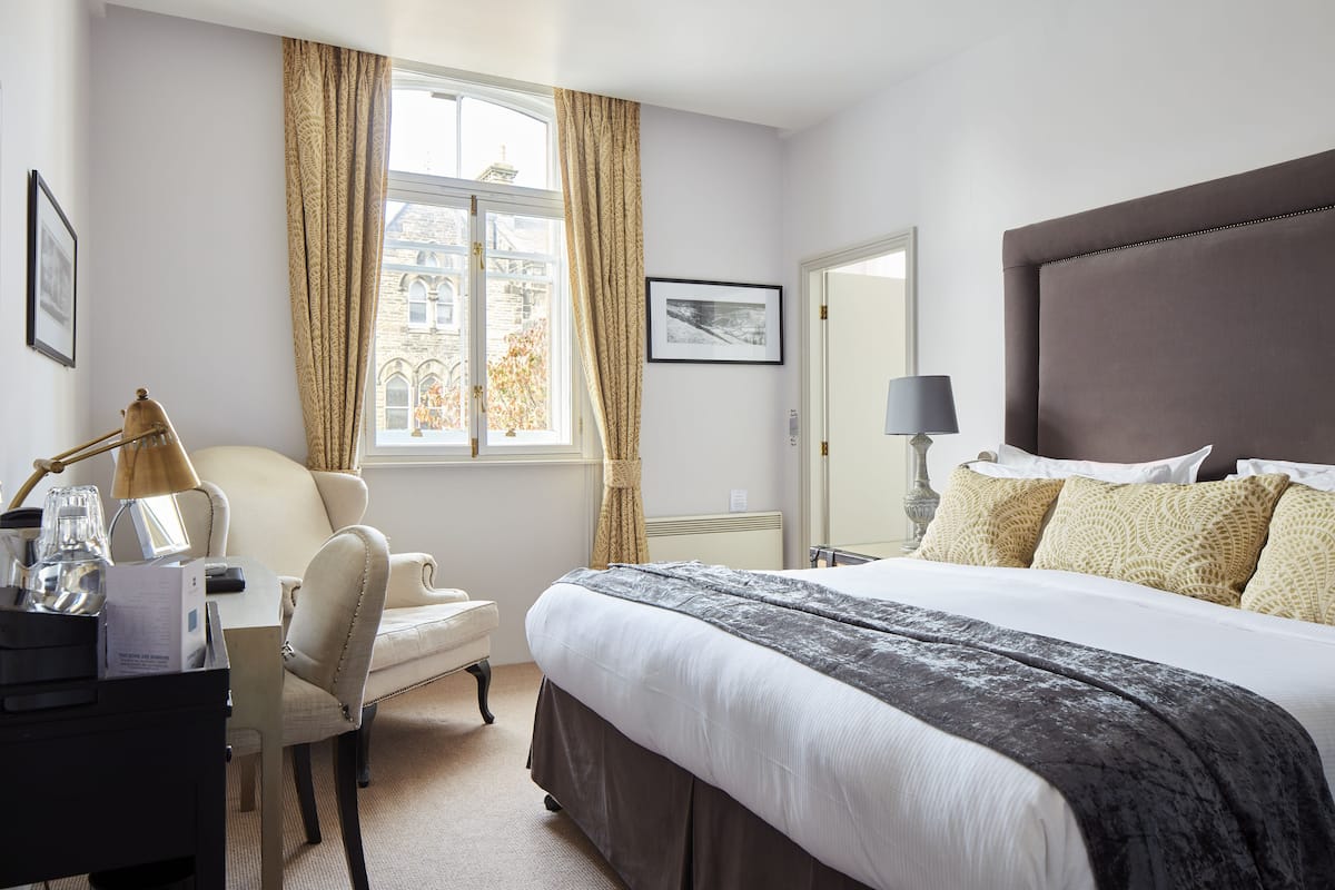 Superior Room, 1 King Bed | In-room safe, free WiFi, bed sheets