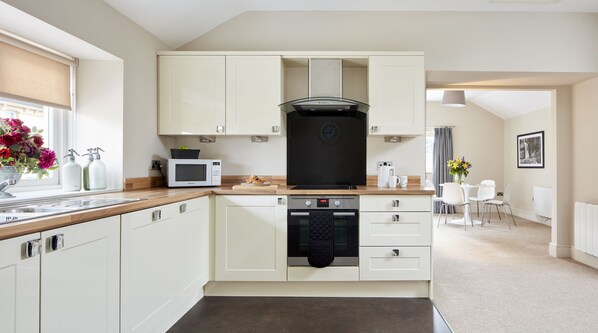 Suite, 1 Bedroom | Private kitchen | Coffee/tea maker