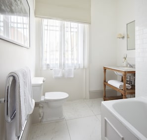 Habitación Deluxe, 1 cama de matrimonio grande | Baño | Artículos de higiene personal gratuitos, secador de pelo y toallas
