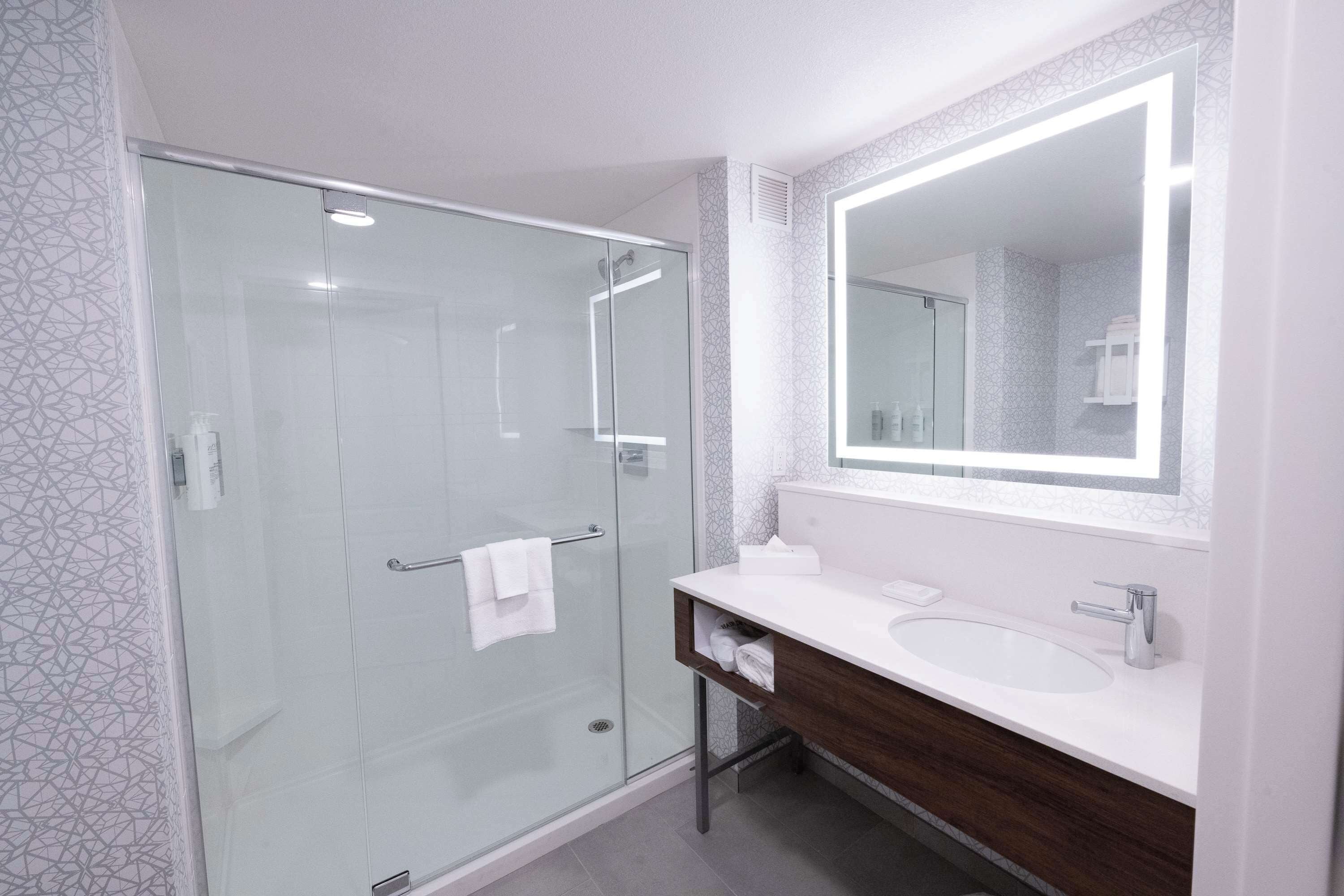 standard king room | bathroom | free toiletries, hair dryer, towels